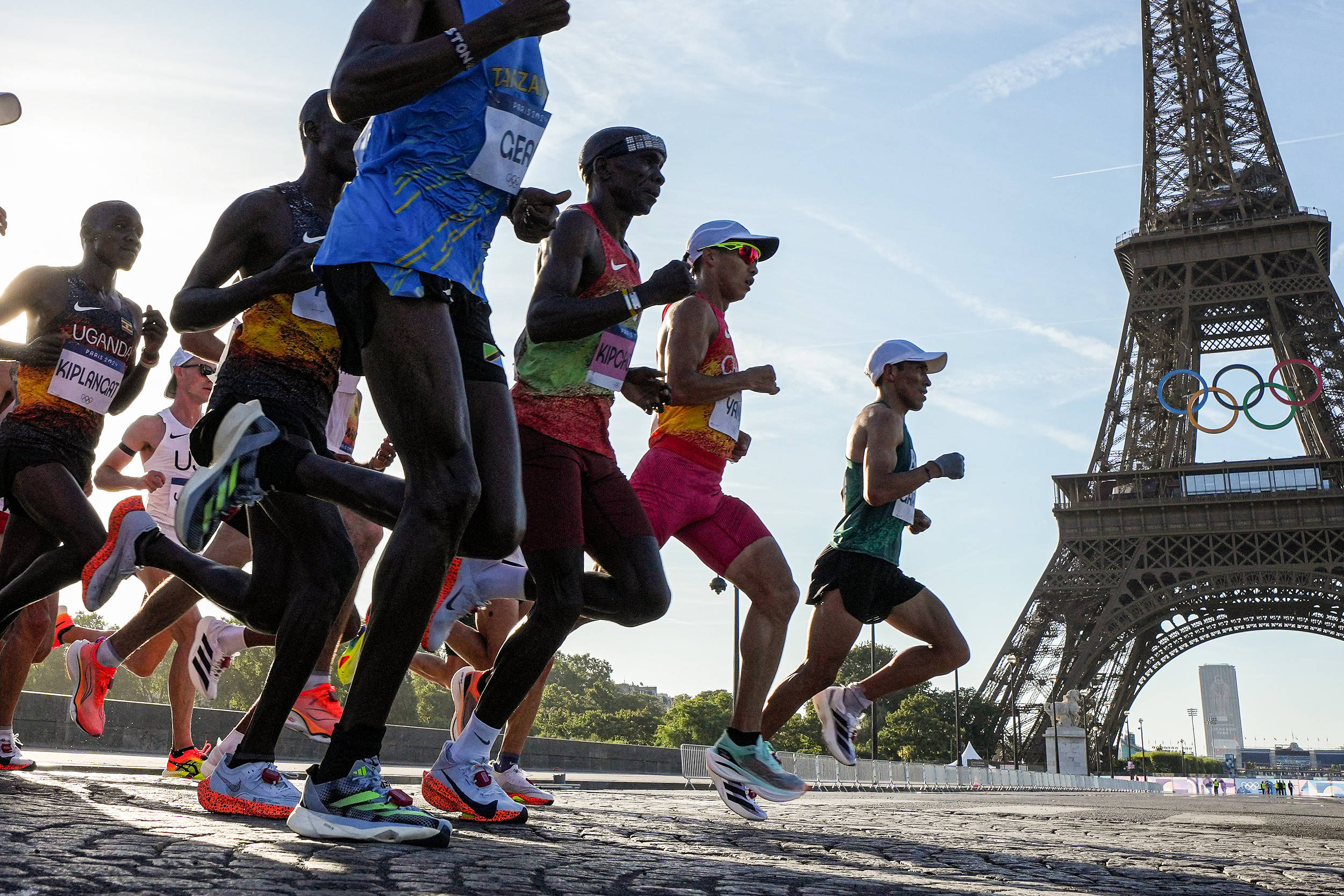 震撼！基普乔格在足球赛场夺冠！